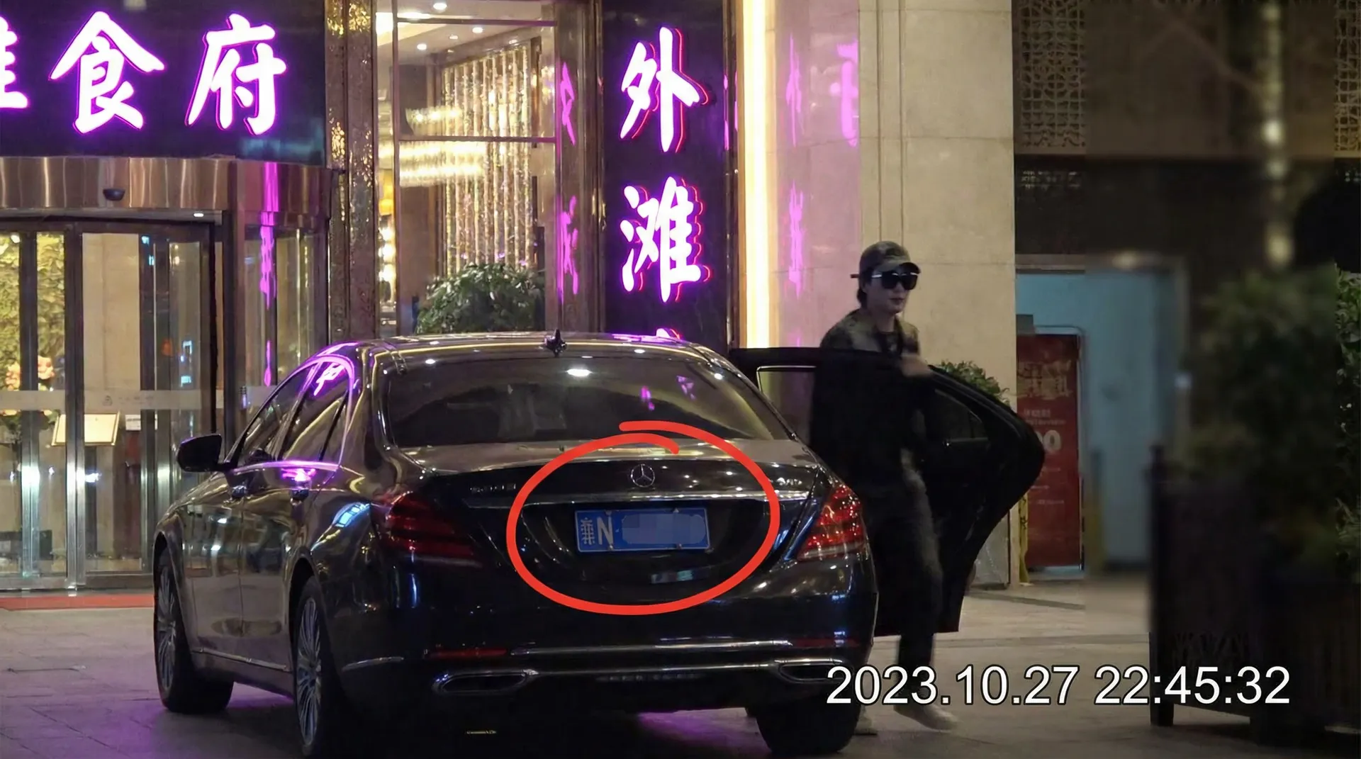 sb体育平台网站 - 豪车餐厅外偷拍